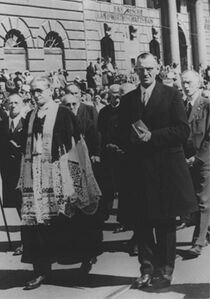 Links im Bild: Pater Rupert Mayer (1876-1945, Seligsprechung 1987) auf der Münchner Fronleichnamsprozession am 3. Juni 1945, wenige Wochen vor seinem Tod am 1. November 1945. (Foto: SJ-Bild München)