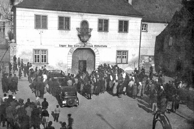 Am 8./9. Mai 1941 kommt es zur Aufhebung der Abtei Münsterschwarzach gegen den Widerstand der Bevölkerúng. Durch die Münsterglocken alarmiert, protestieren die Bewohner der umliegenden Gemeinden vor der Abtei gegen die NS-Miliz. (Abtei Münsterschwarzach)