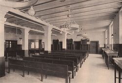 Die ungelernten Arbeiter hatten einen separaten Wartesaal. Abb. aus: Hans Grässel, Das städtische Verwaltungsgebäude für Arbeiterangelegenheiten in München, München 1916, 68. (Bayerische Staatsbibliothek 4 Bavar. 3124 w)