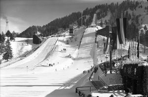 Olympiaschanze und Olympisches Feuer. Fotografie von August Beckert von 1936. (Bayerische Staatsbiliothek, Bildarchiv ansi-005474)