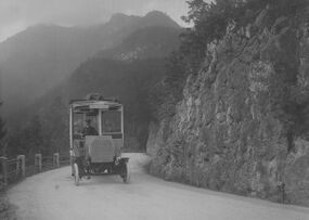 Kraftpostbus der königlich bayerischen Post: Kraftpostlinie Kochel - Mittenwald 1913, hier bei der Fahrt auf der Kesselbergstraße. (Museumsstiftung Post und Telekommunikation)