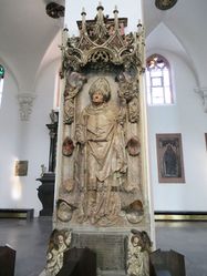 Grabmal für Bischof Rudolf II. von Scherenberg (ca. 1401-1495, reg. 1466-1495)) im Würzburger Kiliansdom. (Foto von Wolfgang lizensiert durch CC BY-NC-SA 3.0 DE via Würzburg Wiki)