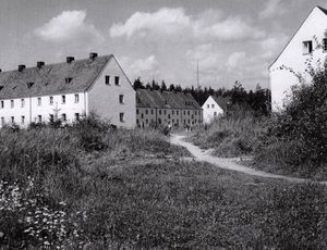 Wohnblocks in Waldkraiburg am Banater Weg und an der Reichenberger Straße von der Gablonzer Straße aus gesehen, um 1955. (Stadtarchiv Waldkraiburg)