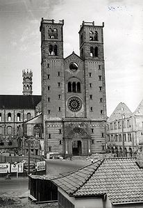Die Westfassade des im Zweiten Weltkrieg zerstörten Doms, Fotografie nach 1946. (Stadtarchiv Würzburg)