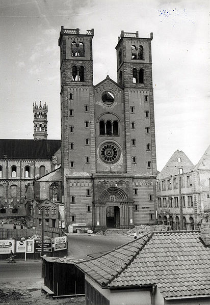 Datei:Wuerzburger Dom zerstoert nach 1946.jpg