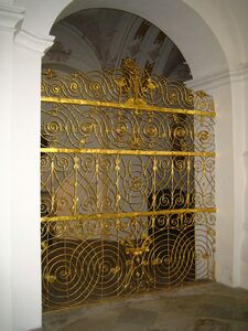 Gitter zwischen den beiden Seitenschiffen, Mitte des 17. Jhs., mit restaurierter Farbfassung. (Foto: Hans Ramisch, 2015)