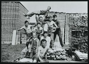 Italienische Gastarbeiter im Sägewerk der Firma Aicher, Rosenheim, 1960er Jahre. (Stadtarchiv Rosenheim, Fotosammlung F 10177)