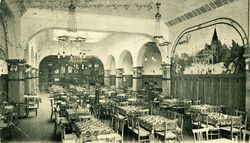 Spezialausschank der Löwenbrauerei in Strassburg, um 1910. (Bildpostkarte, Bayerisches Wirtschaftsarchiv F2, 8116)