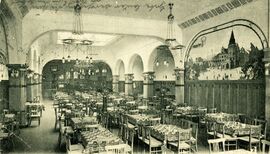 Spezialausschank der Löwenbrauerei in Strassburg, um 1910. (Bildpostkarte, Bayerisches Wirtschaftsarchiv F2, 8116)