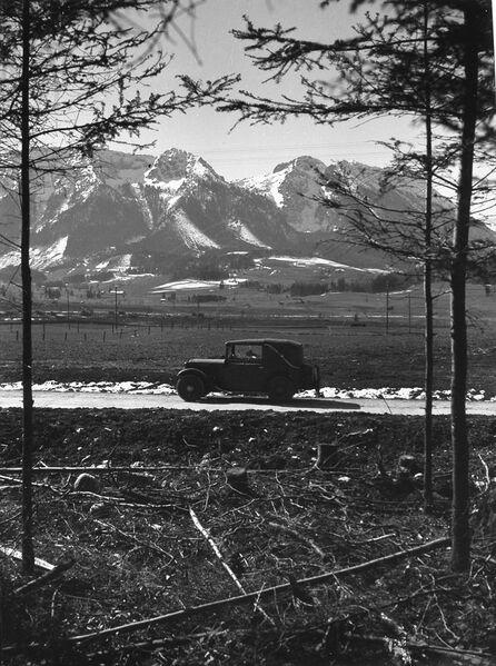 Datei:PKW vor Bergen Deutsche Alpenstraße 1936.jpg
